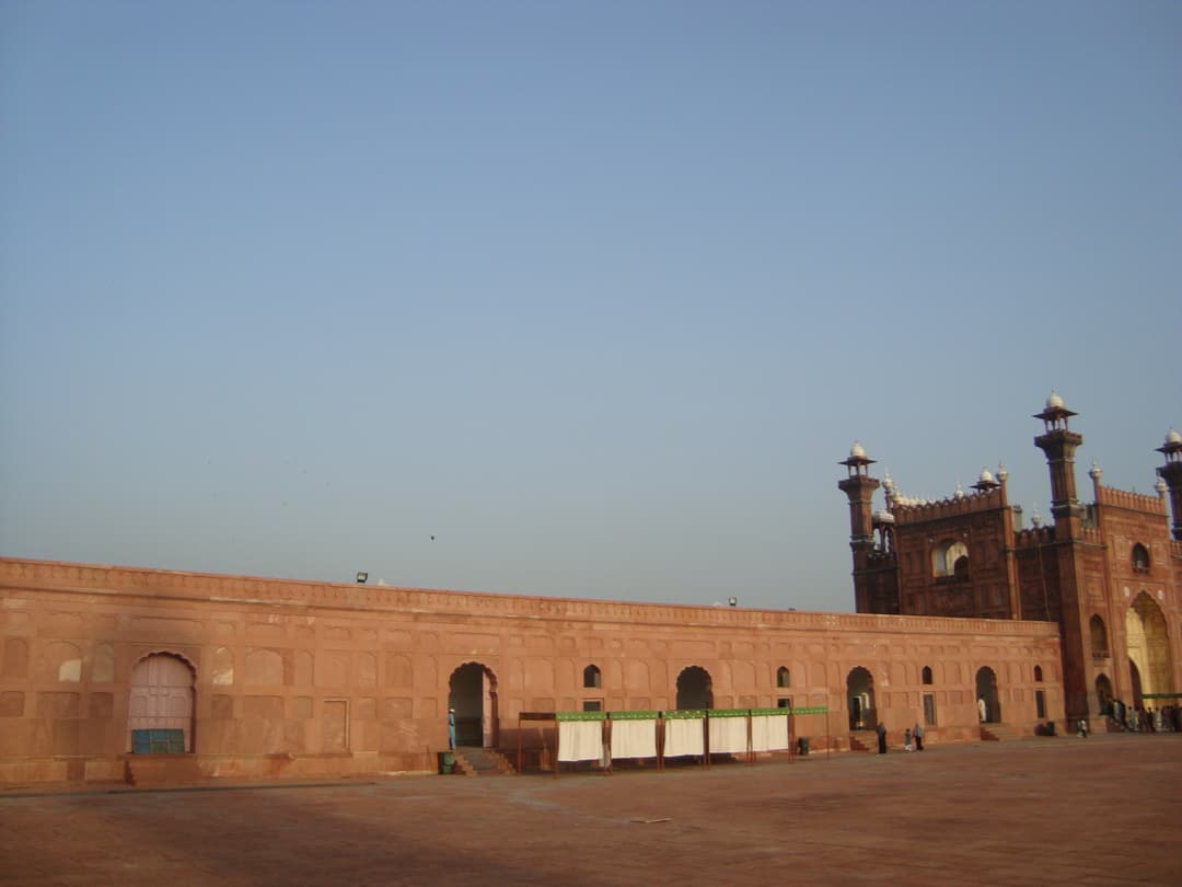 Courtyard and eastern entrance gateway of the Badshahi Mosque.