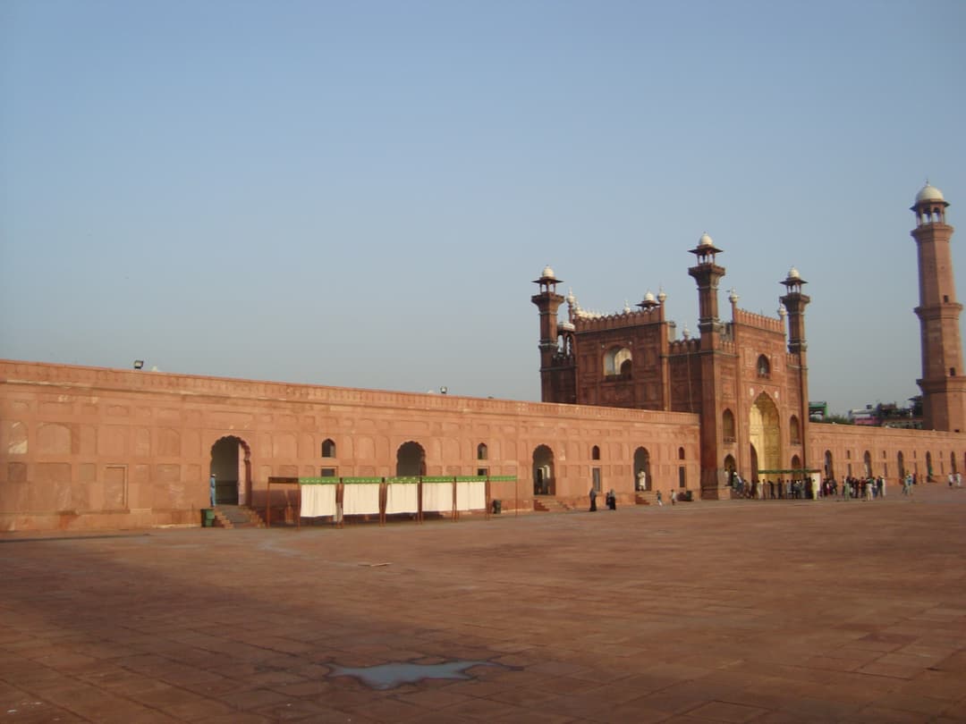Courtyard and grand entrance gateway of the Badshahi Mosque.