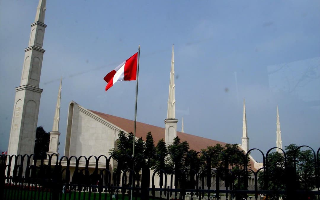 בית המקדש לימה פרו ניצב כמגדלור של אמונה בעיר.