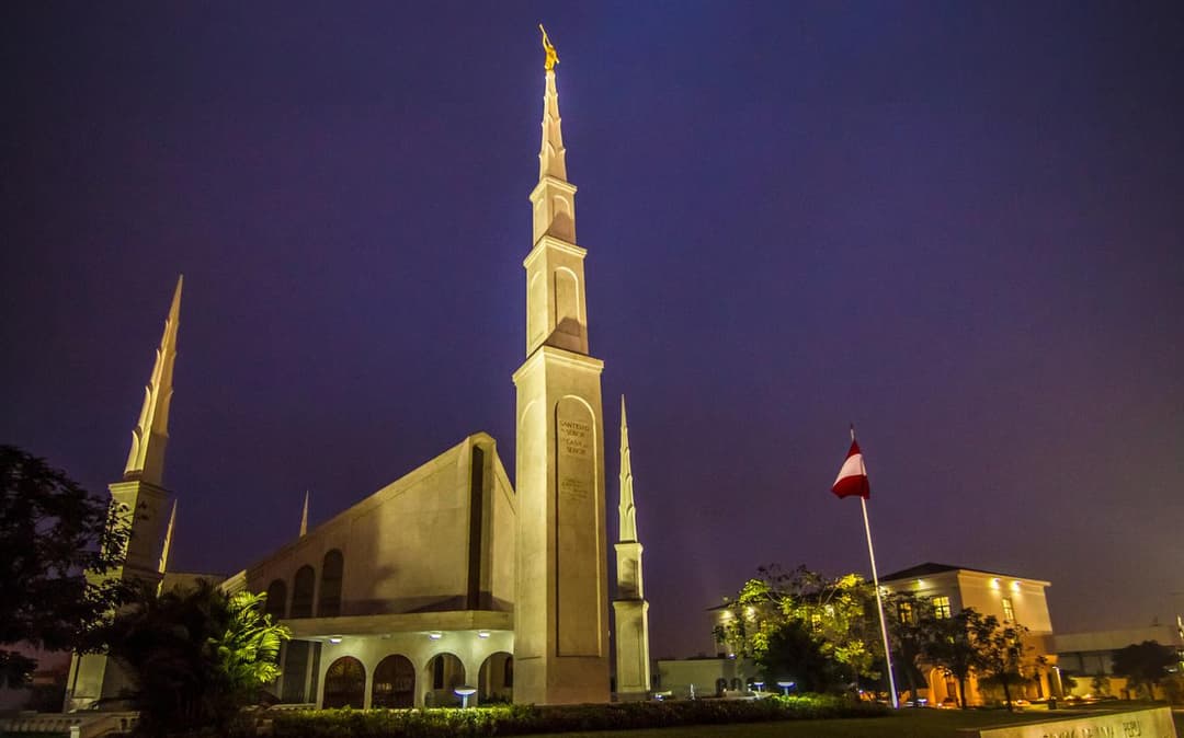 השטחים המטופחים של בית המקדש מציעים מפלט שליו.
