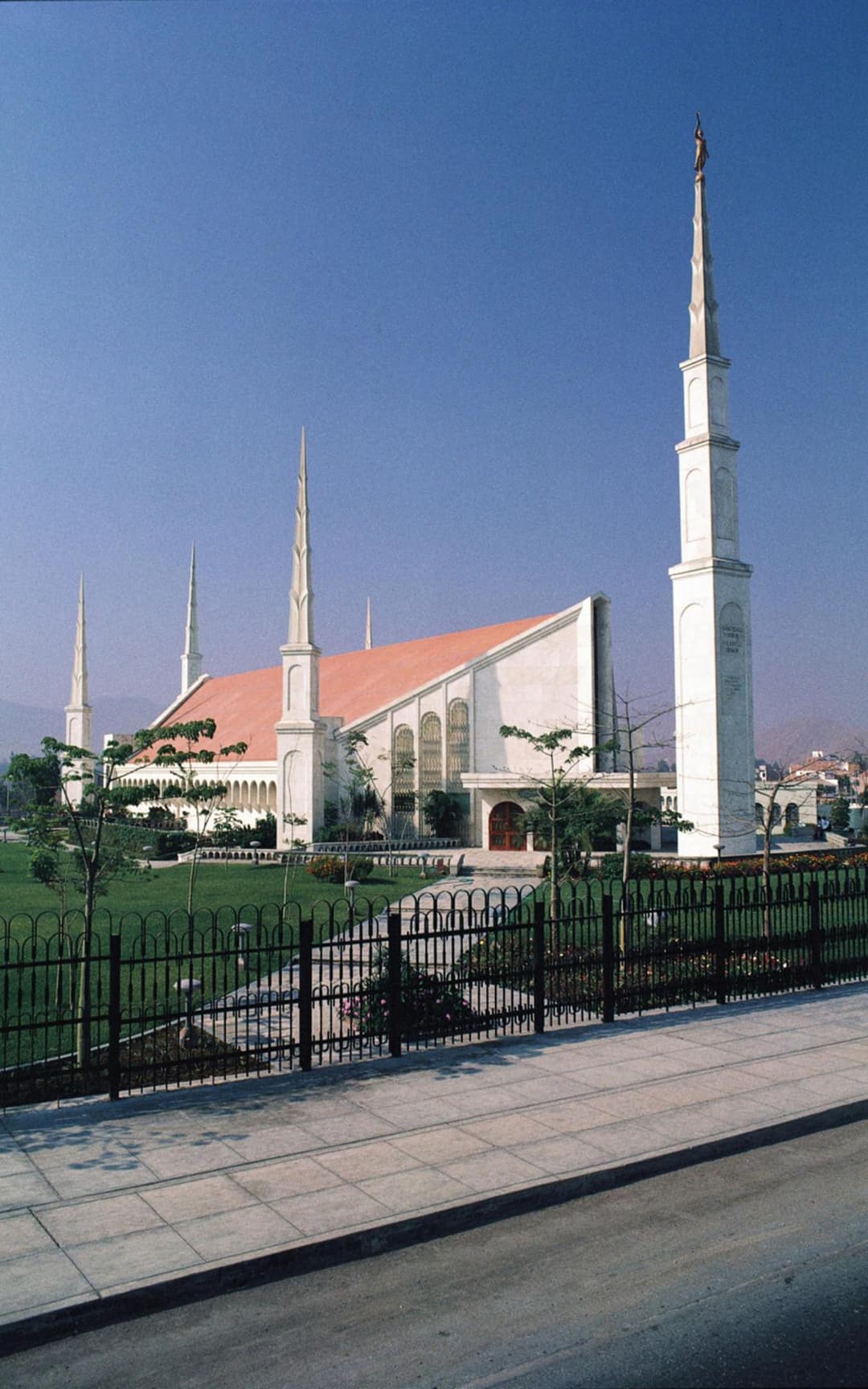 מבט על החלק החיצוני של בית המקדש המציג את הפרטים האדריכליים שלו.