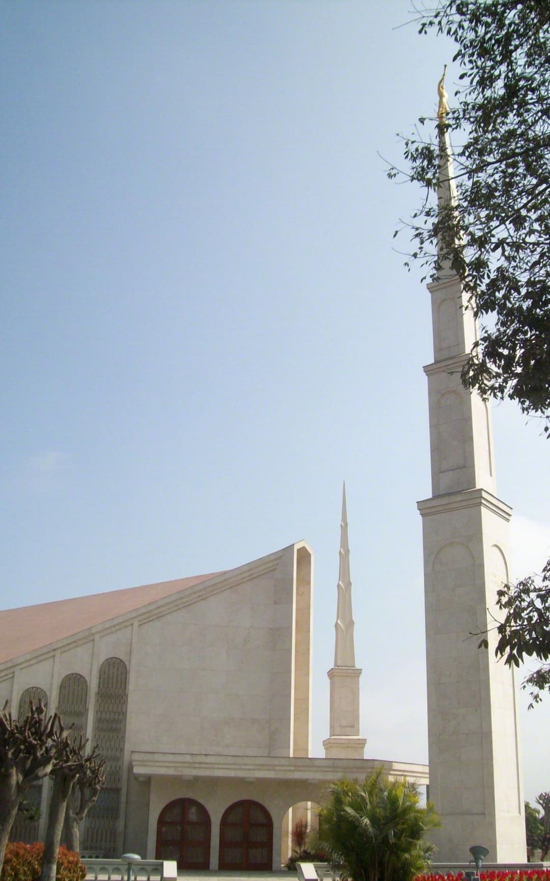 כניסת בית המקדש מקבלת את פני החברים להשתתף במנהגים קדושים.