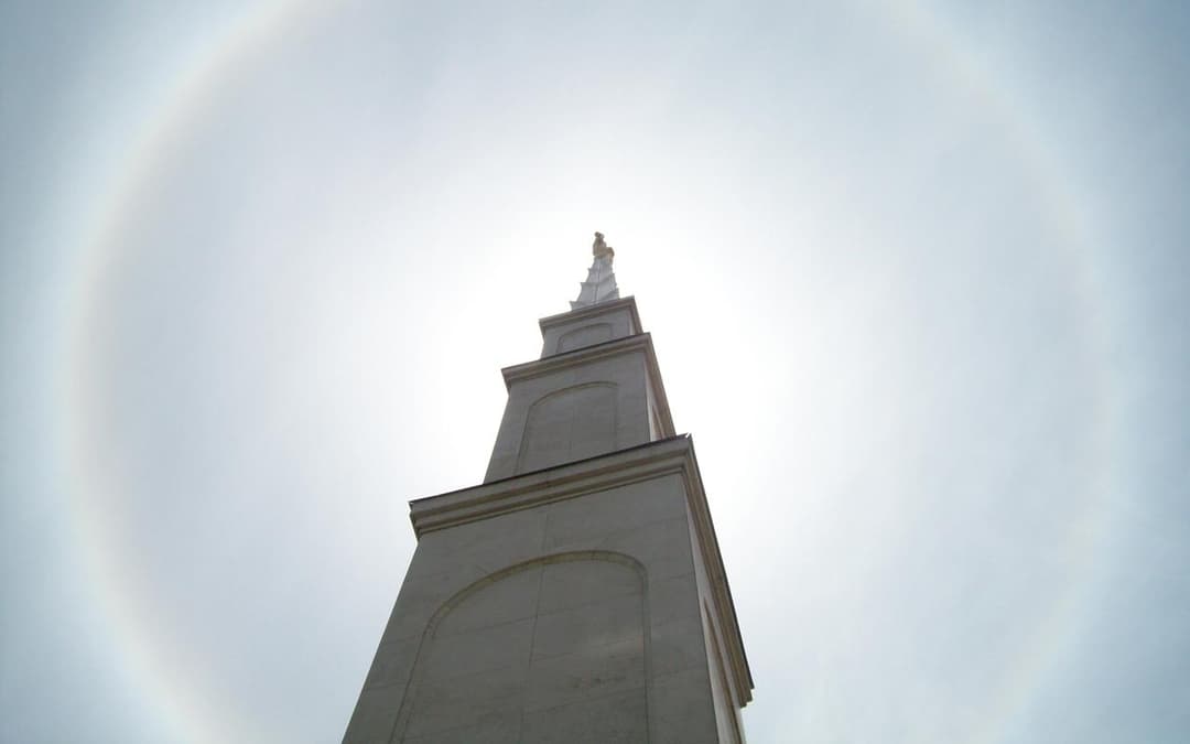 ששת הצריחים של בית המקדש מתנשאים בהוד מלכותית מול השמיים.