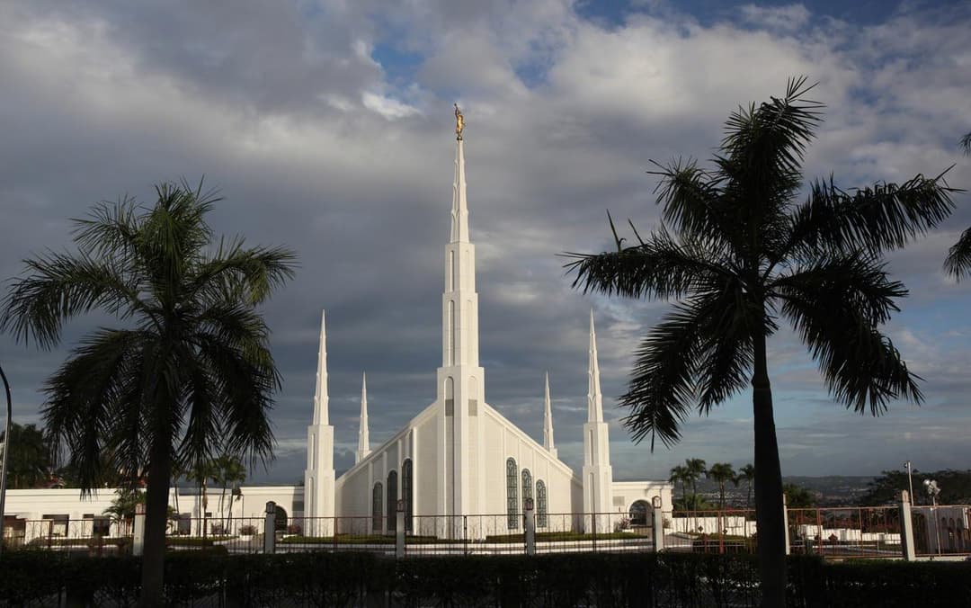 La belle architecture du temple se démarque sur le ciel.