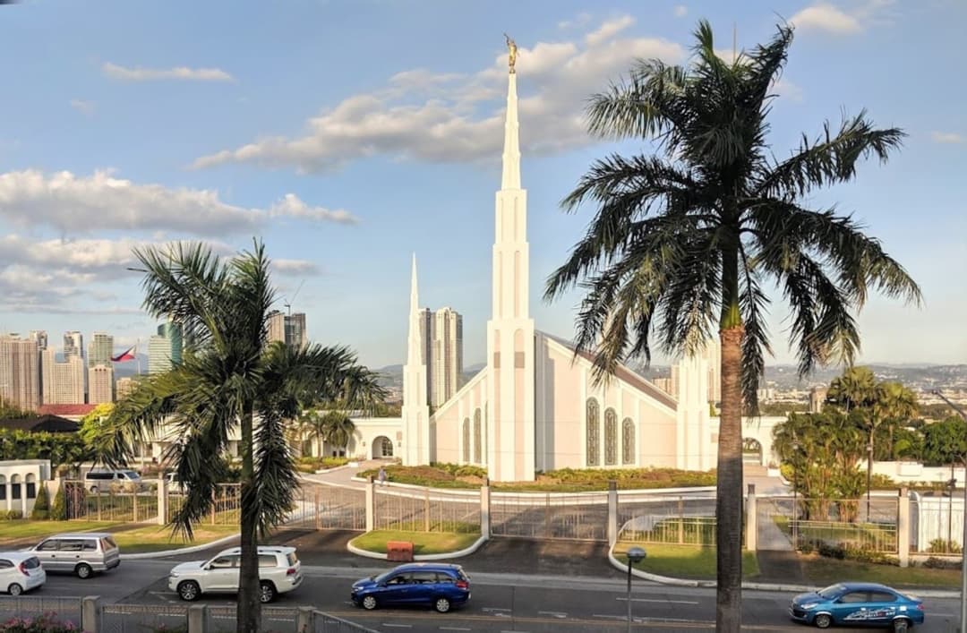 Melihat lebih dekat detail arsitektur bait suci.