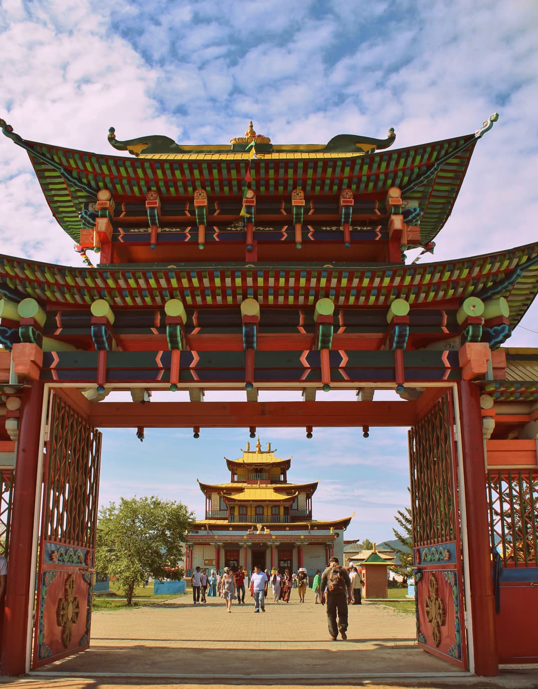 View of Sogchen Dugan framed through the ornate entrance gate