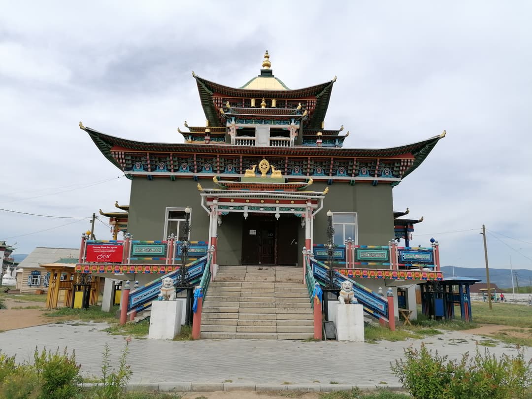 Front facade of Nogoon Dara Ekhe Dugan with tiered roof and entrance stairs
