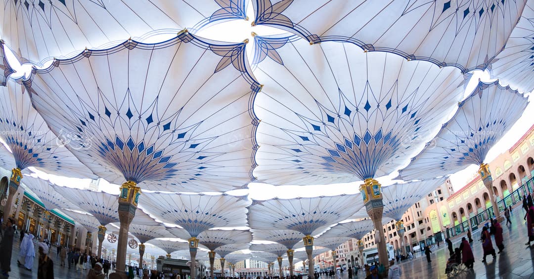 Esplanade de la mosquée du Prophète : des parasols ouverts fournissent de l’ombre.
