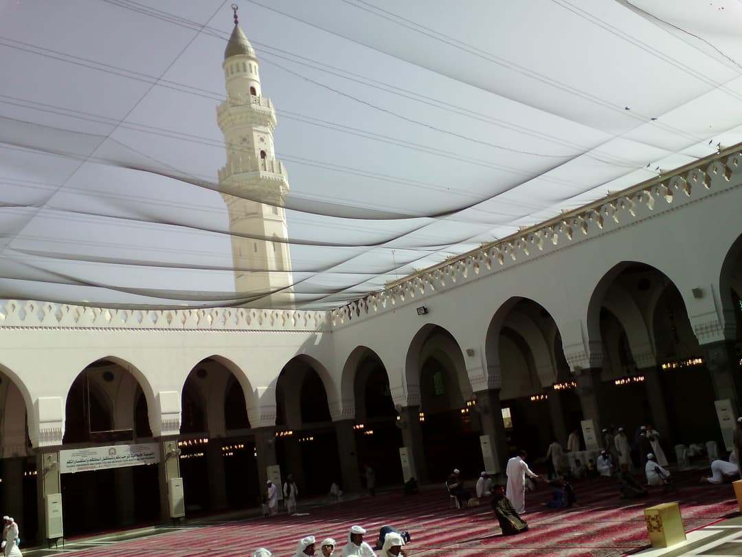 منظر خارجي لمسجد قباء يعرض هندسته المعمارية الحديثة.