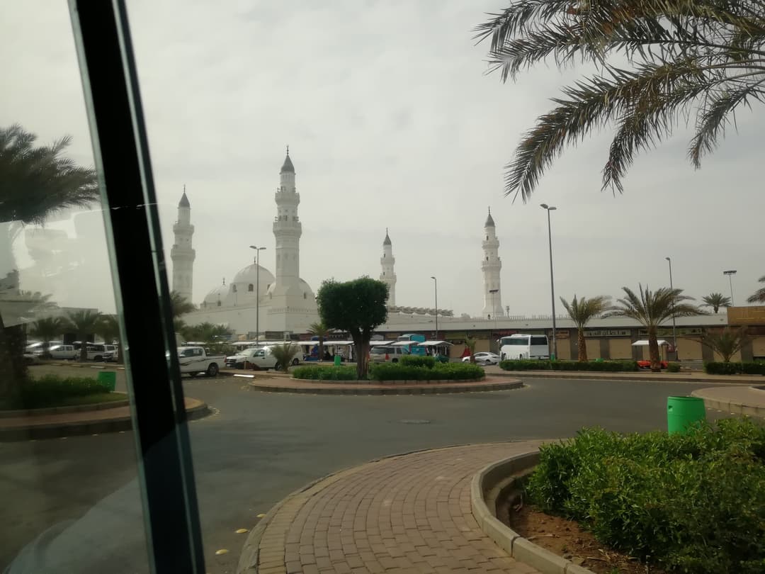 إحدى المآذن الأنيقة التي تزين الأفق حول مسجد قباء.