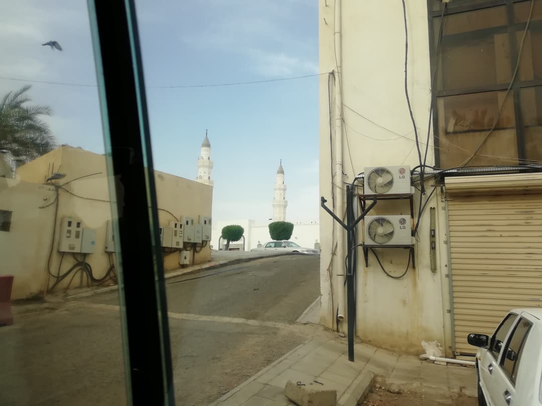 المصلون مجتمعون للصلاة، مما يسلط الضوء على الدور المركزي للمسجد في المجتمع.