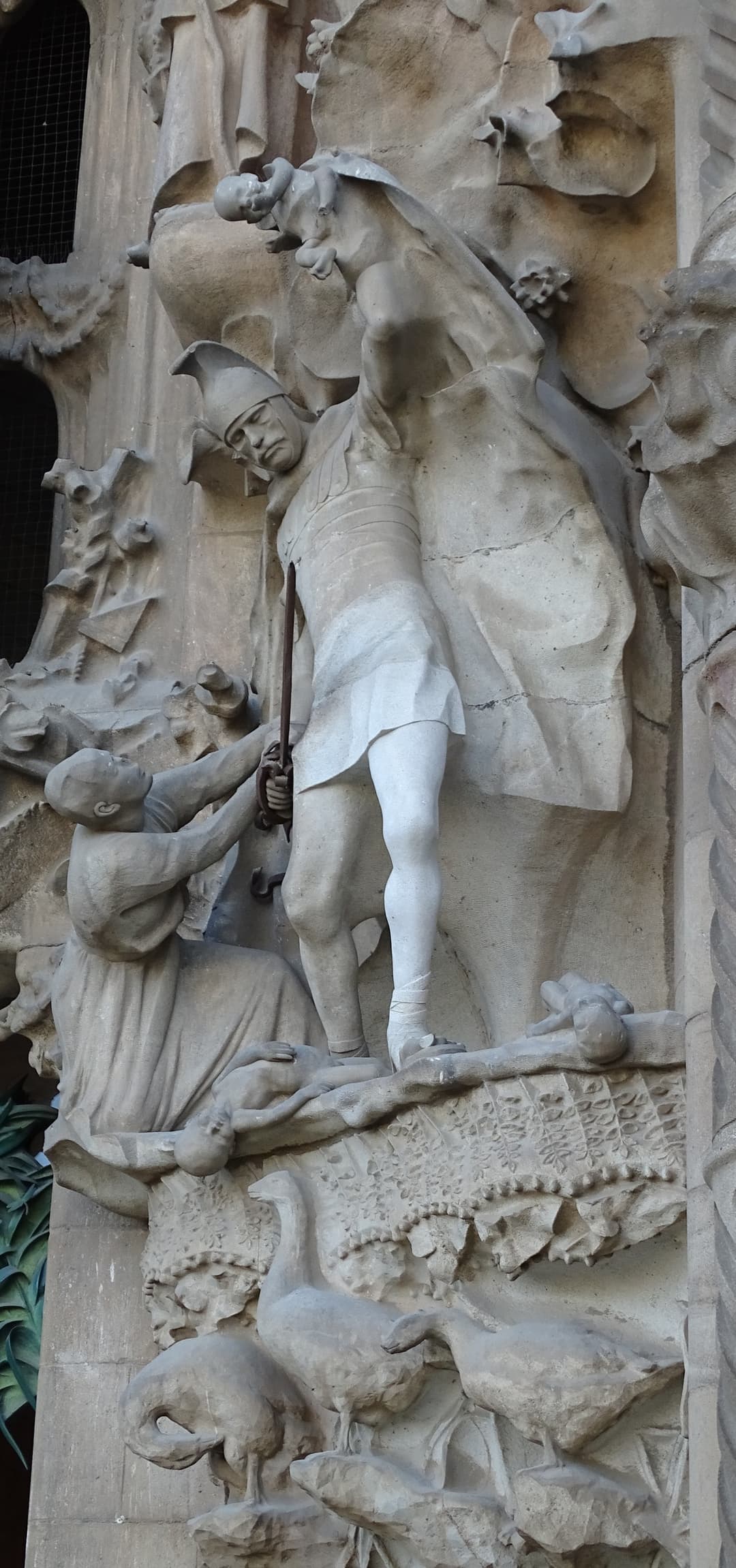 Gros plan sur la sculpture du Massacre des Innocents sur la façade de la Nativité.