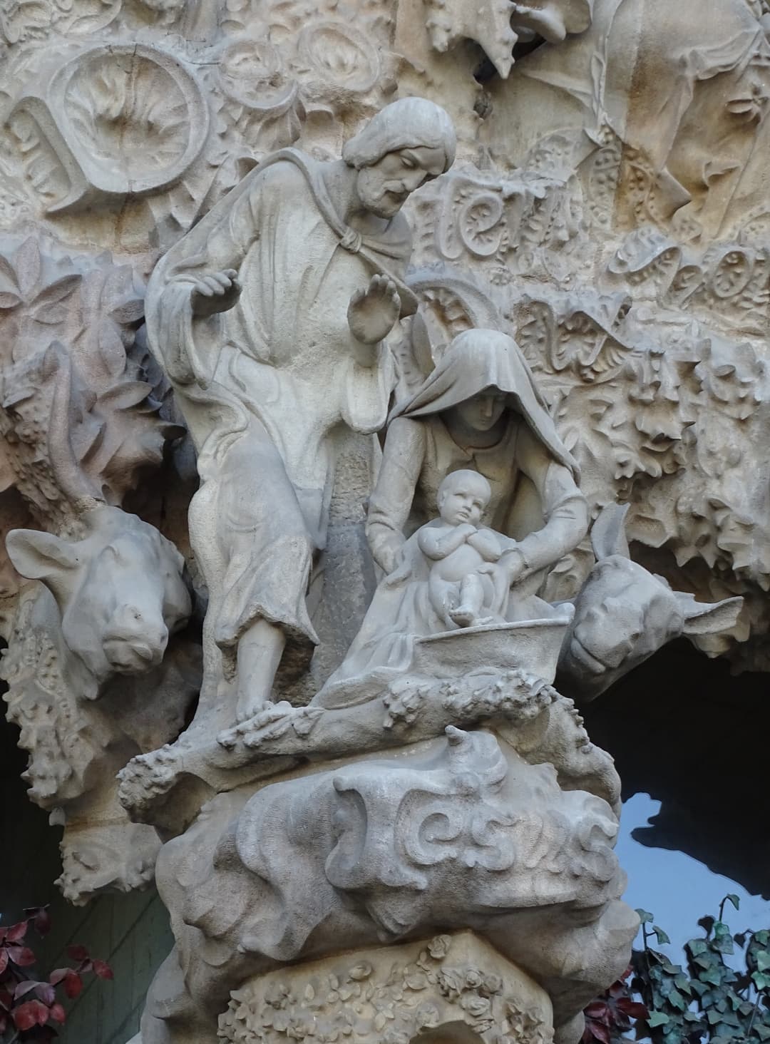 Foto jarak dekat pemandangan Kelahiran Yesus di Fasad Kelahiran, La Sagrada Família