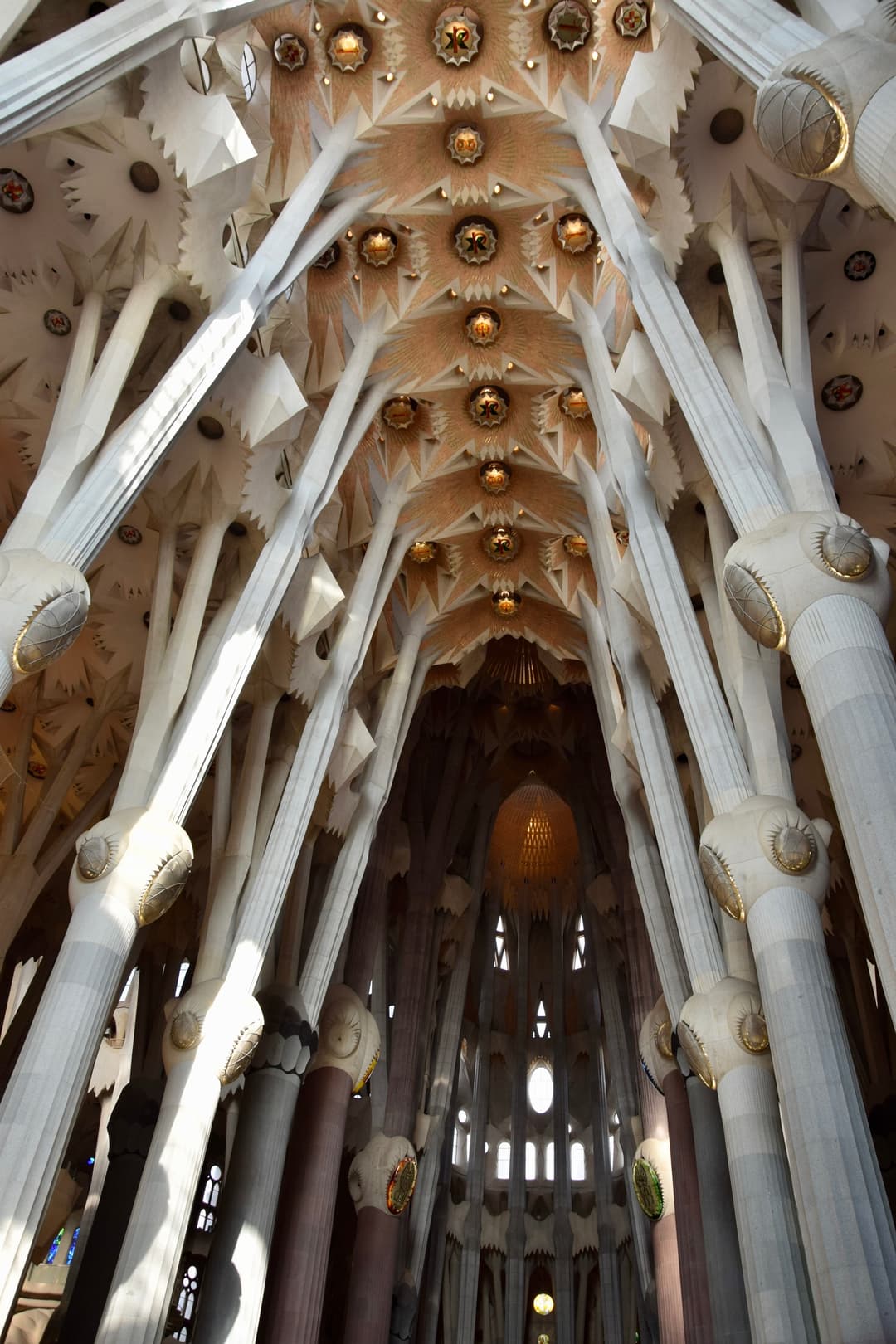 中殿内部的“石林”