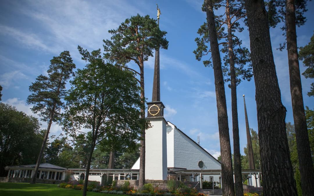 हरी-भरी हरियाली से घिरा स्टॉकहोम स्वीडन मंदिर।