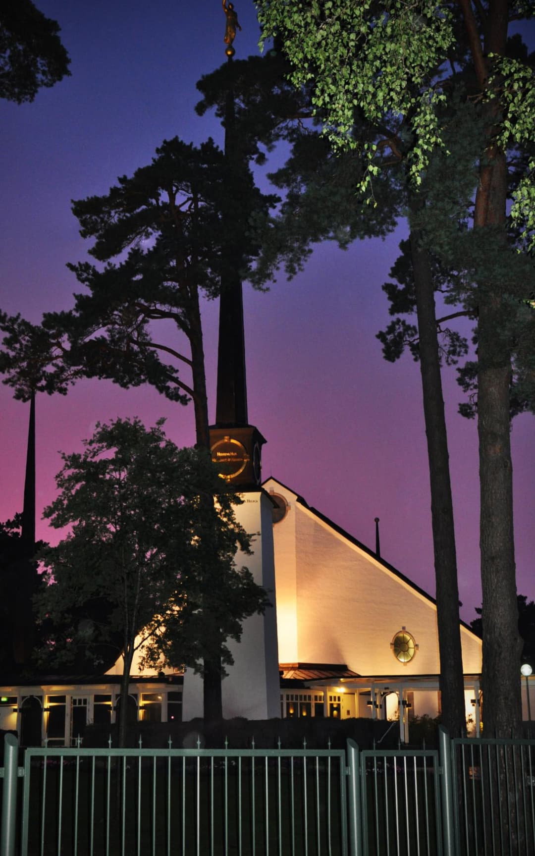 मंदिर का बाहरी भाग अपने अद्वितीय वास्तुशिल्प डिजाइन को प्रदर्शित करता है।