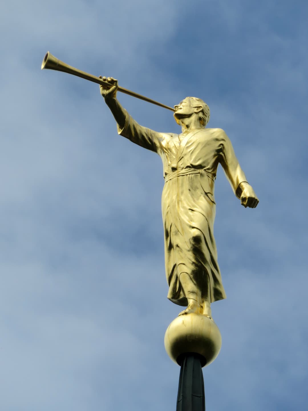 मंदिर के अग्रभाग का एक क्लोज-अप, इसके जटिल विवरणों को उजागर करता है।