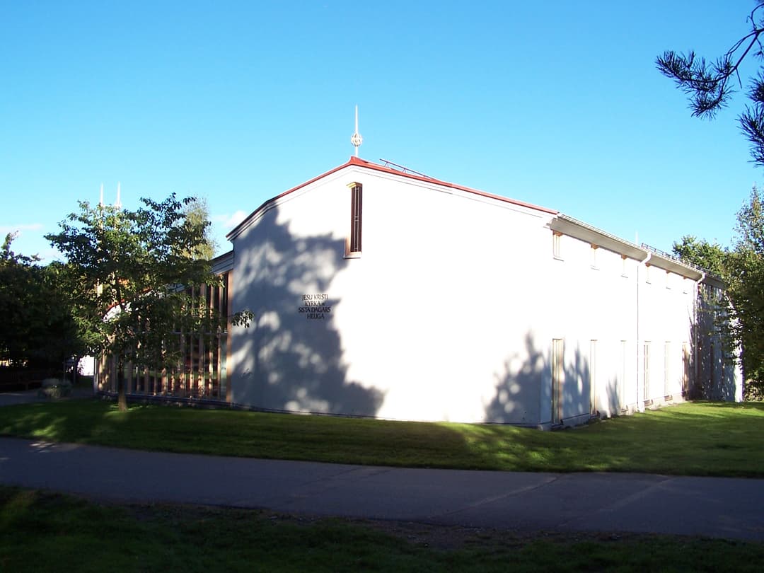 रात में प्रकाशित मंदिर, एक शांतिपूर्ण वातावरण बनाता है।