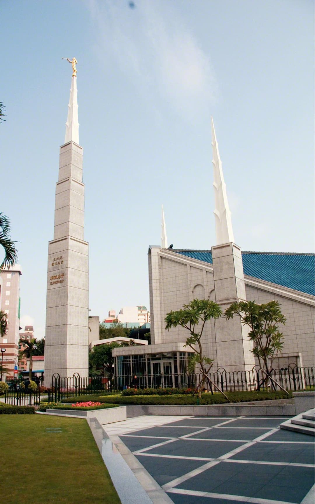 Bait Suci Taipei Taiwan dikelilingi oleh tanaman hijau yang subur.