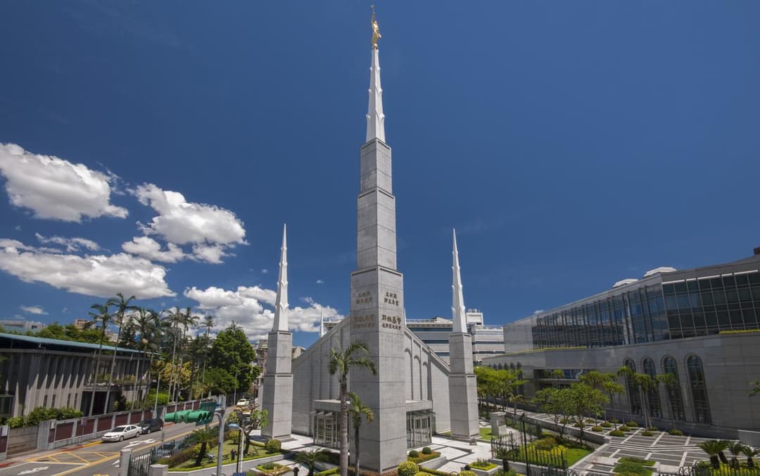 Jalan setapak yang tenang menuju pintu masuk bait suci.