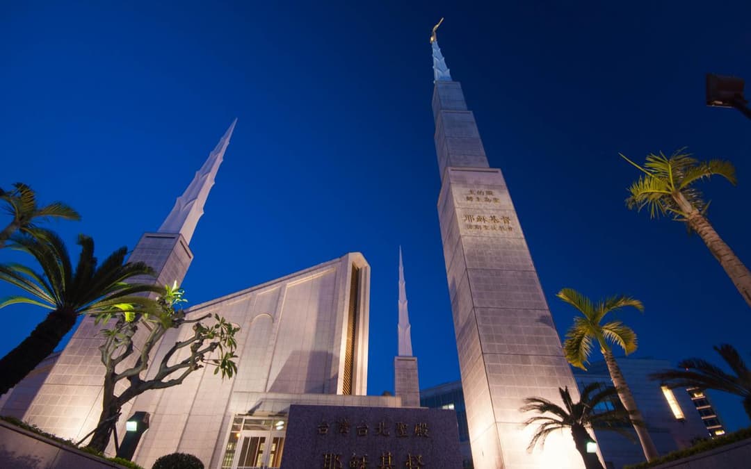 Arsitektur elegan bait suci dengan latar langit yang cerah.