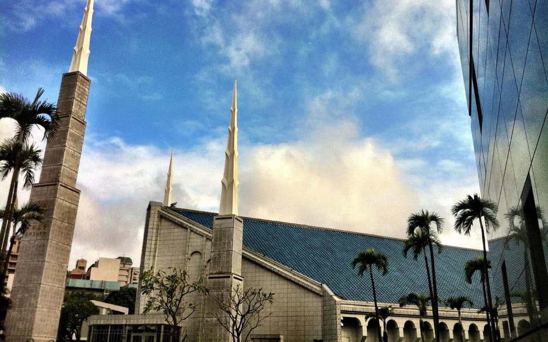 Halaman bait suci menampilkan lansekap yang indah.