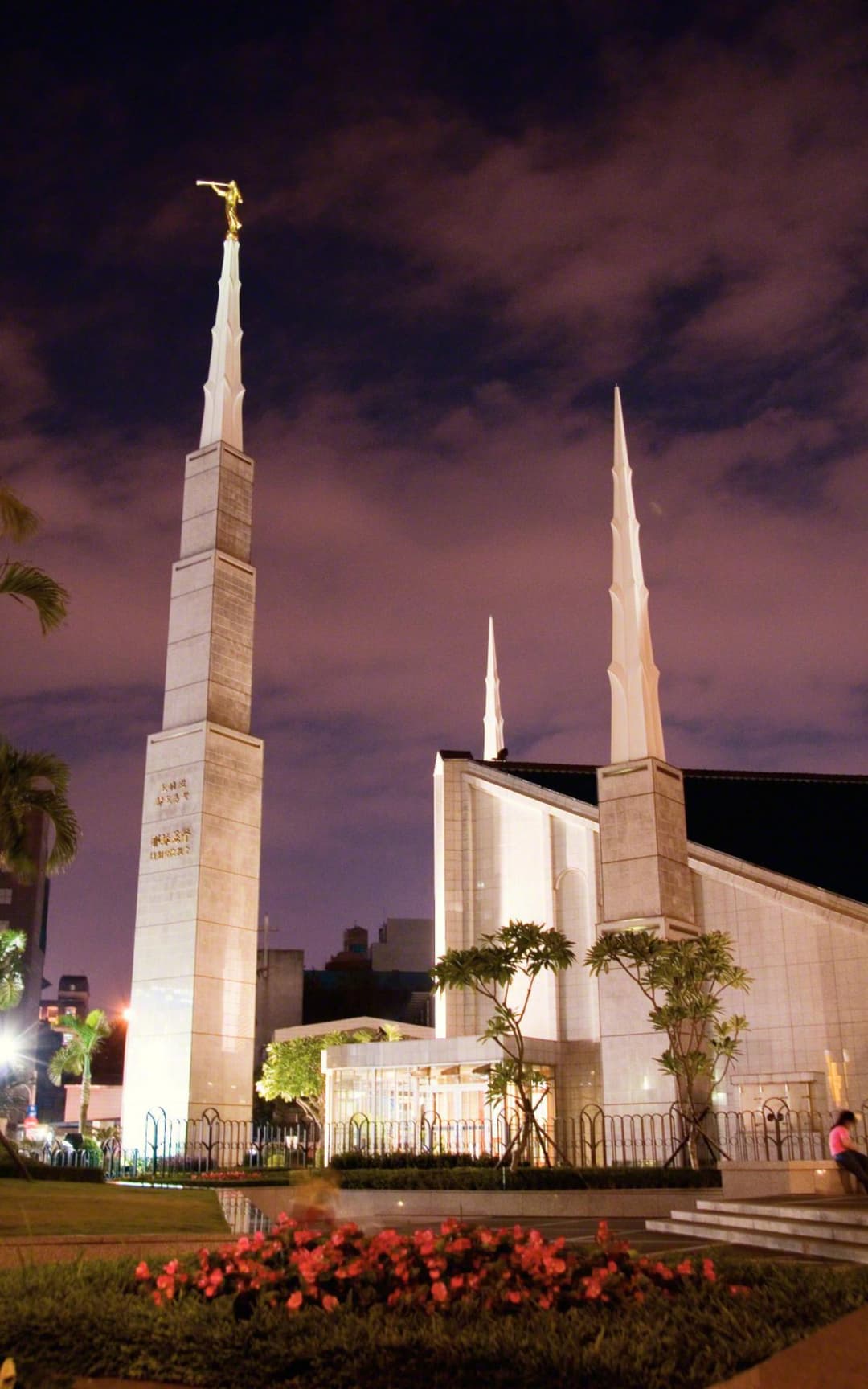 Tampilan dekat detail eksterior bait suci.