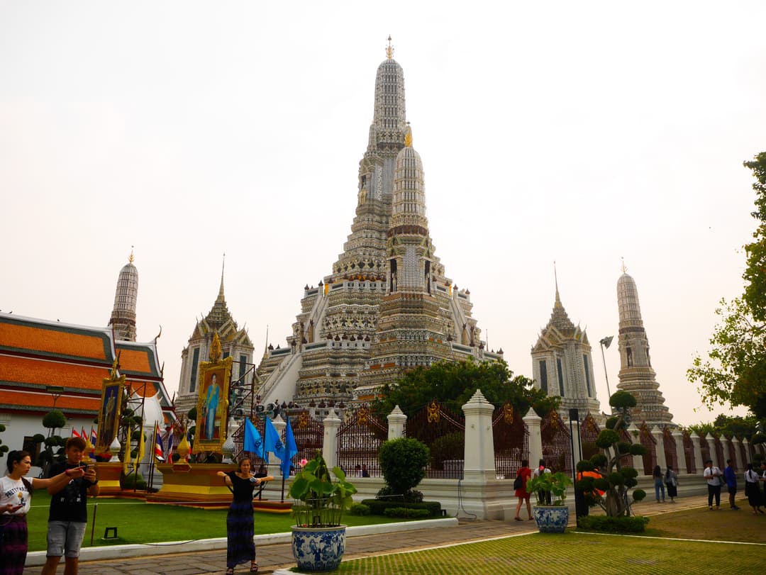 Wat Arun à l'aube, mettant en valeur son architecture complexe.