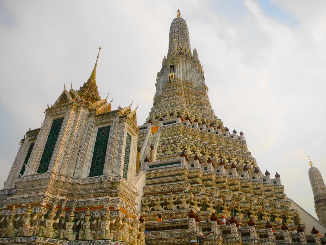 Un gros plan des décorations en porcelaine détaillées sur le prang central.