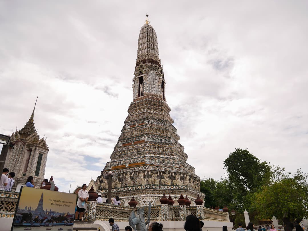 Une vue sereine du terrain du temple.