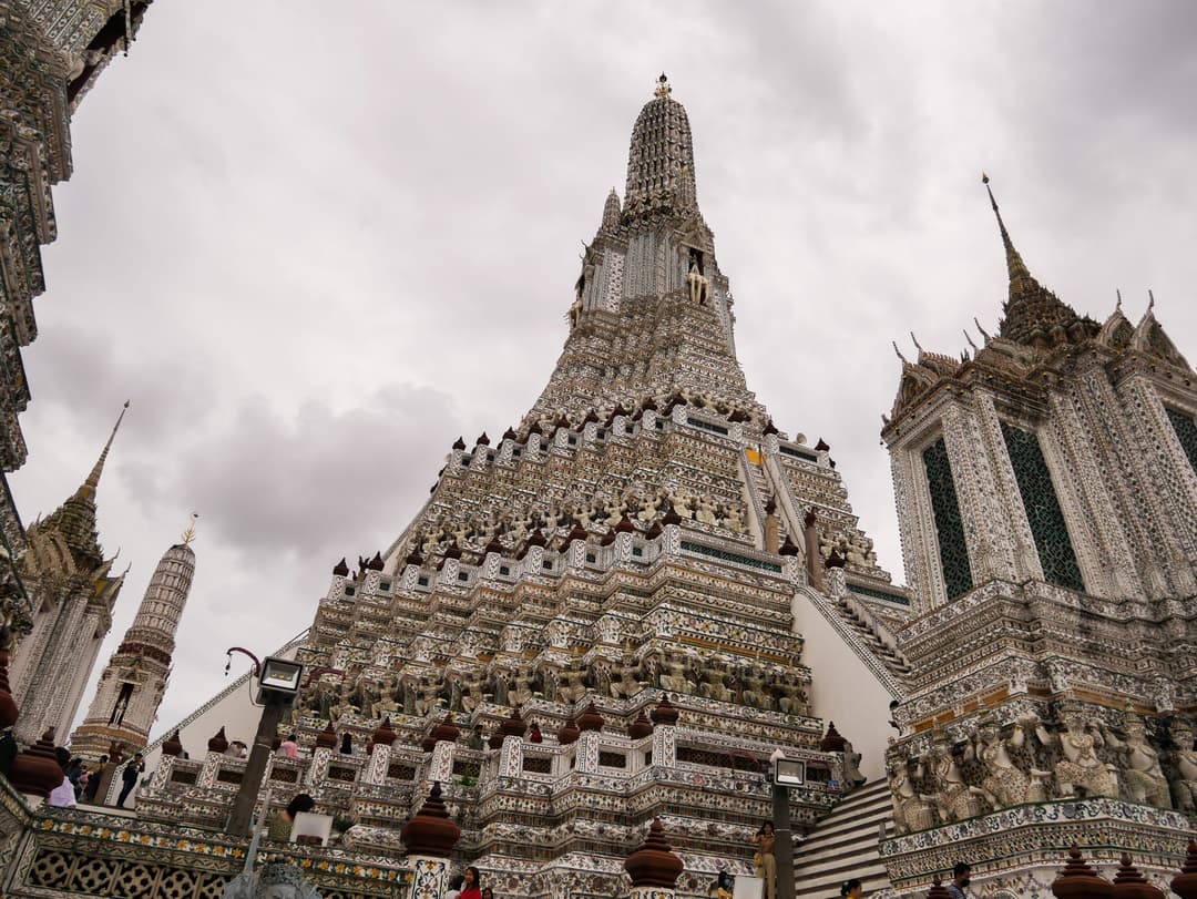 Le prang central illuminé la nuit.