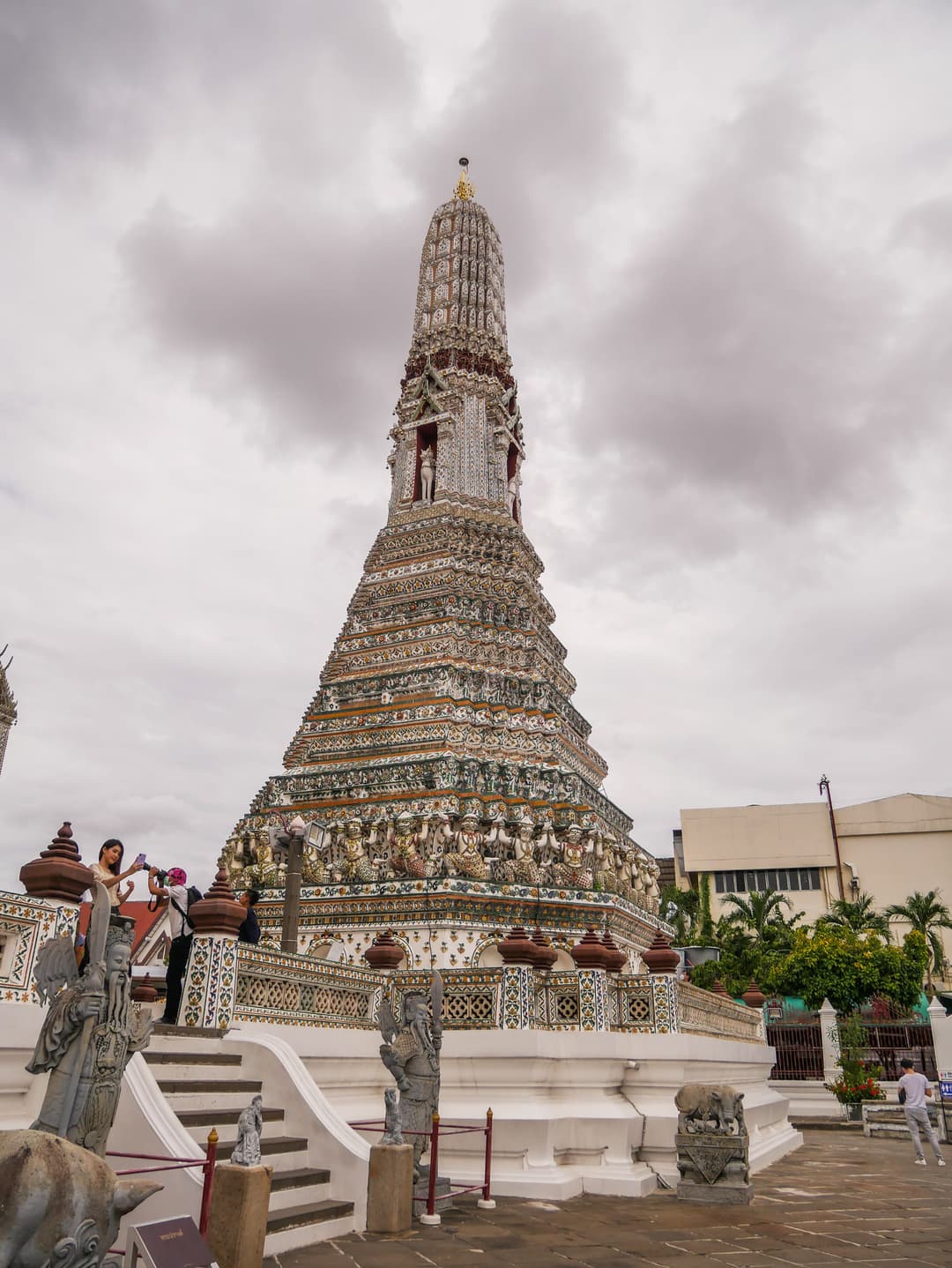 Une statue de gardien protégeant l'entrée du temple.