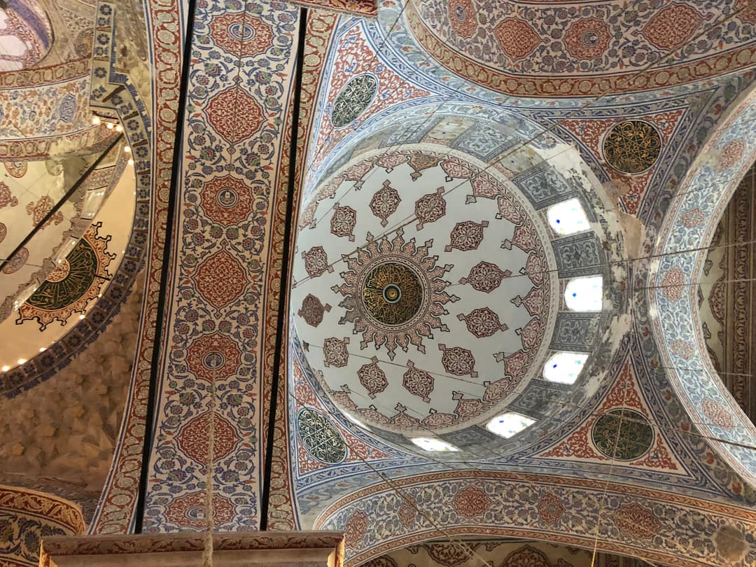 夜に照らされたブルーモスク、魔法のような雰囲気を作り出しています。