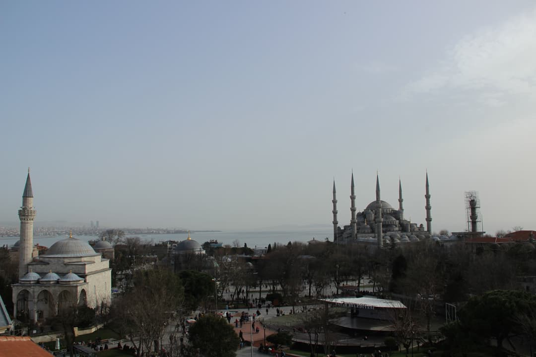 内壁を飾る複雑な青いイズニクタイルのクローズアップ。