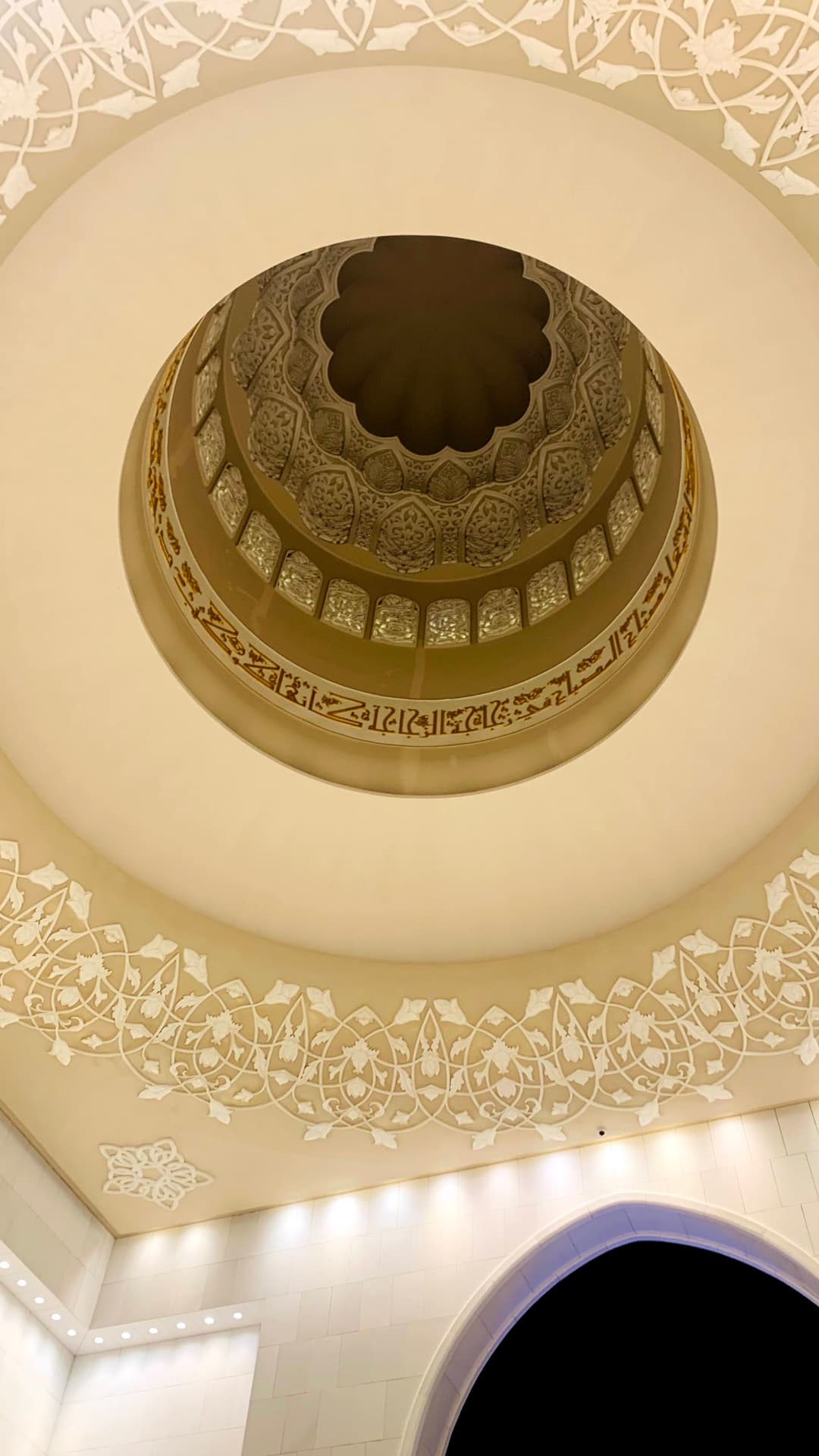 夕暮れ時のシェイク・ザイード・グランド・モスク。その見事な建築様式を紹介しています。