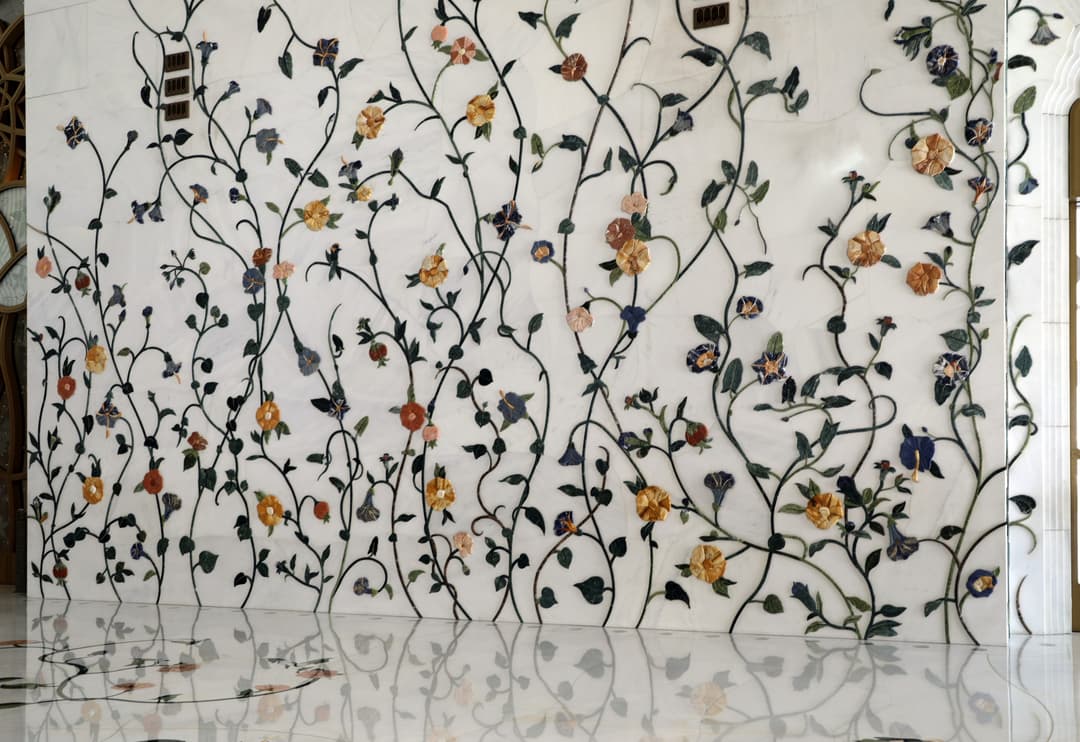 白い大理石で覆われたモスクの外観。太陽光を反射しています。