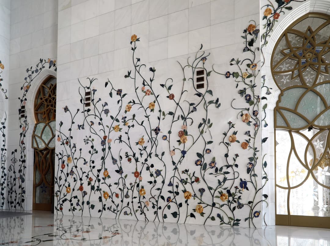 モスクのミナレット。それぞれ約107メートルの高さで、中庭の隅に立っています。