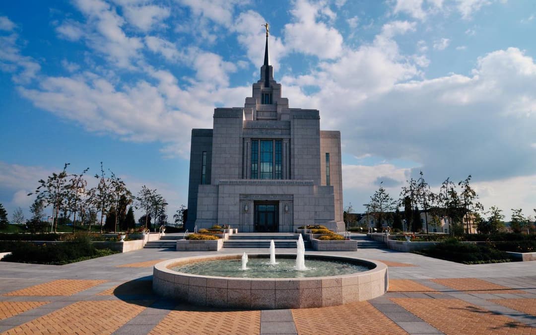Tampak depan bagian luar Bait Suci Kyiv Ukraina dengan air mancur halaman.