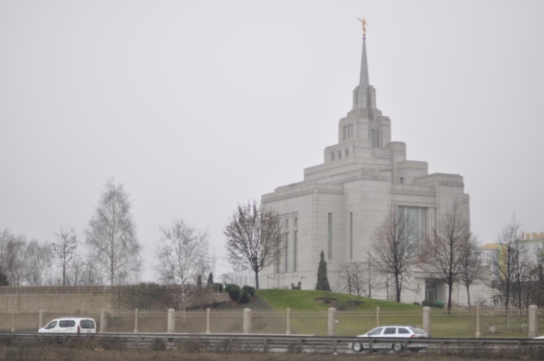 Vista externa distante do Templo de Kiev Ucrânia em um dia nublado e com neblina.
