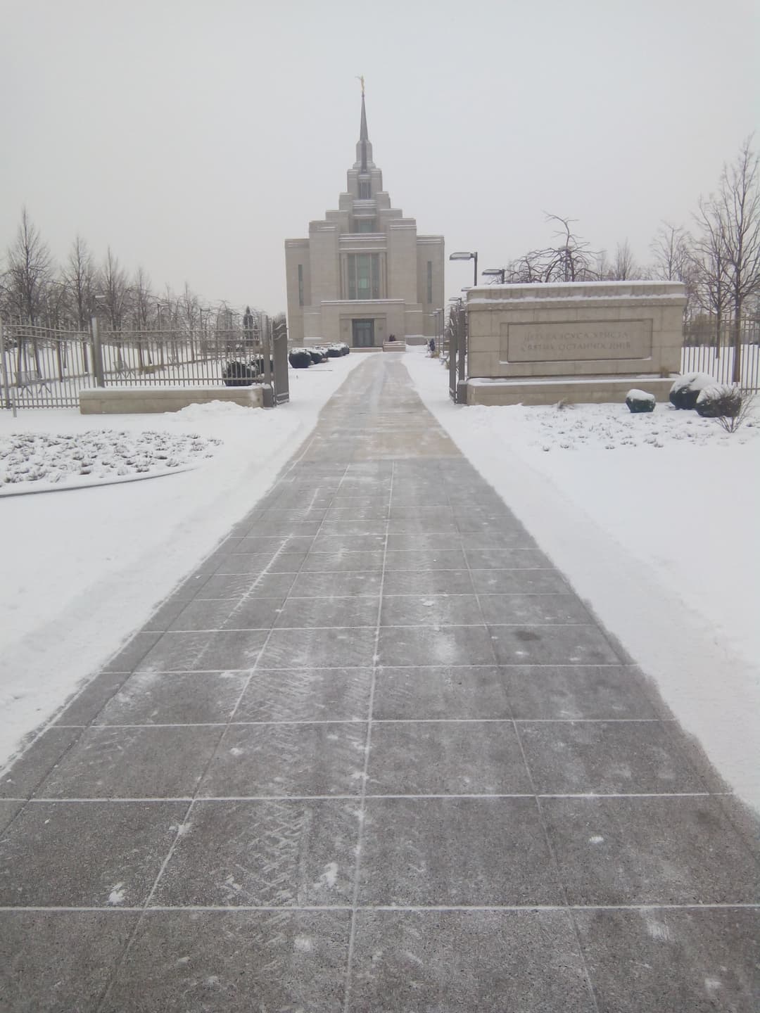 Caminho frontal coberto de neve que leva ao Templo de Kiev Ucrânia.
