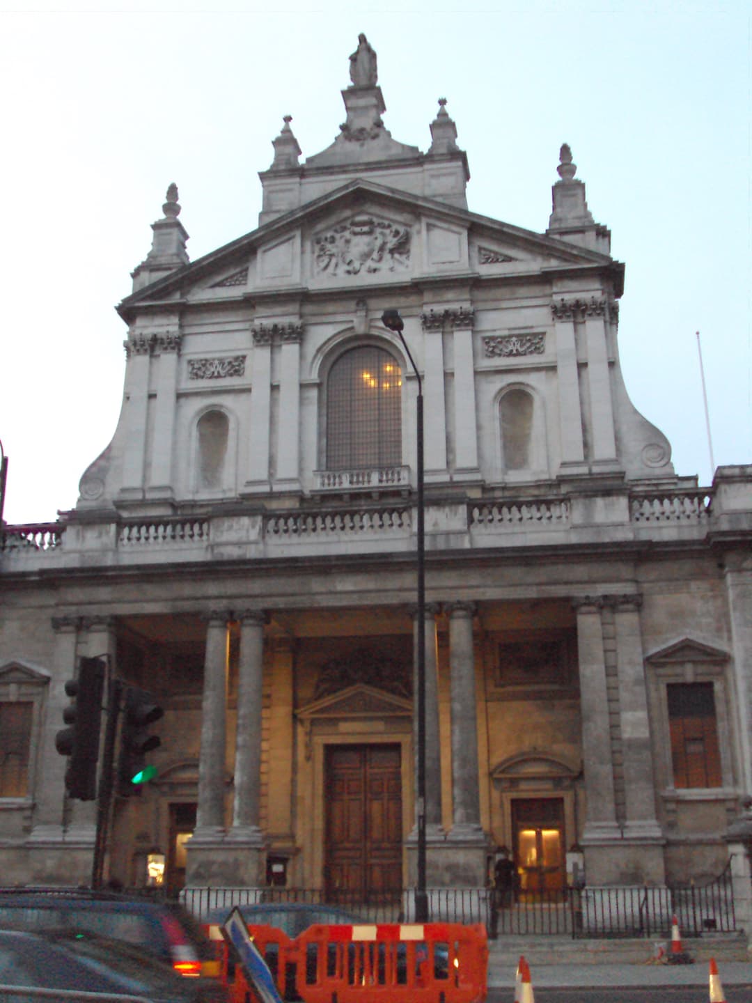 Front facade of the Brompton Oratory at twilight.