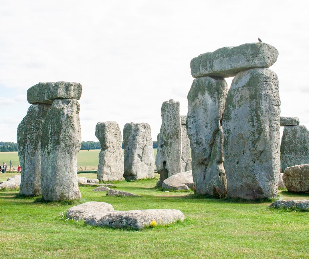游客探索纪念碑