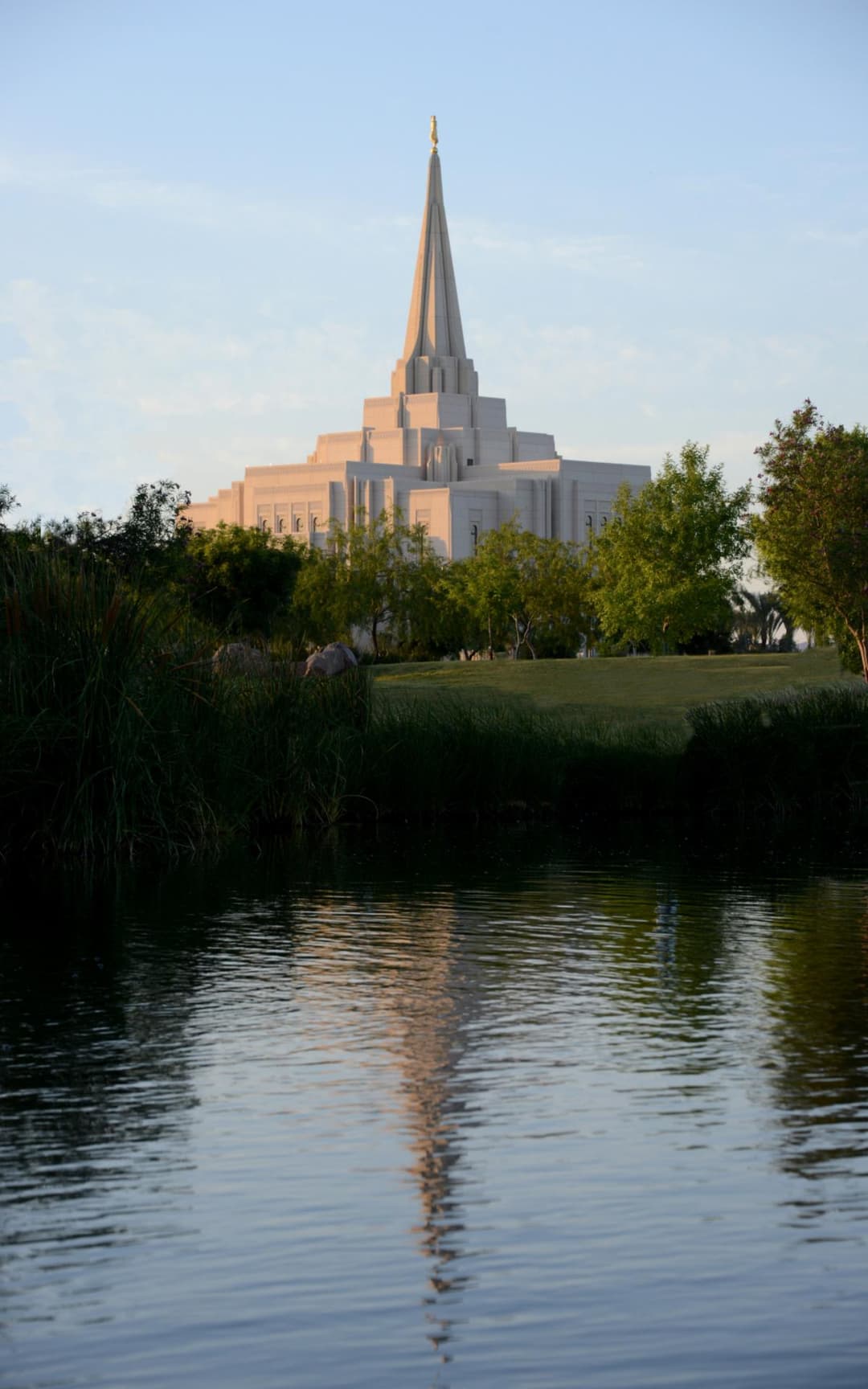 Templo de Gilbert Arizona y su reflejo en un estanque al atardecer.