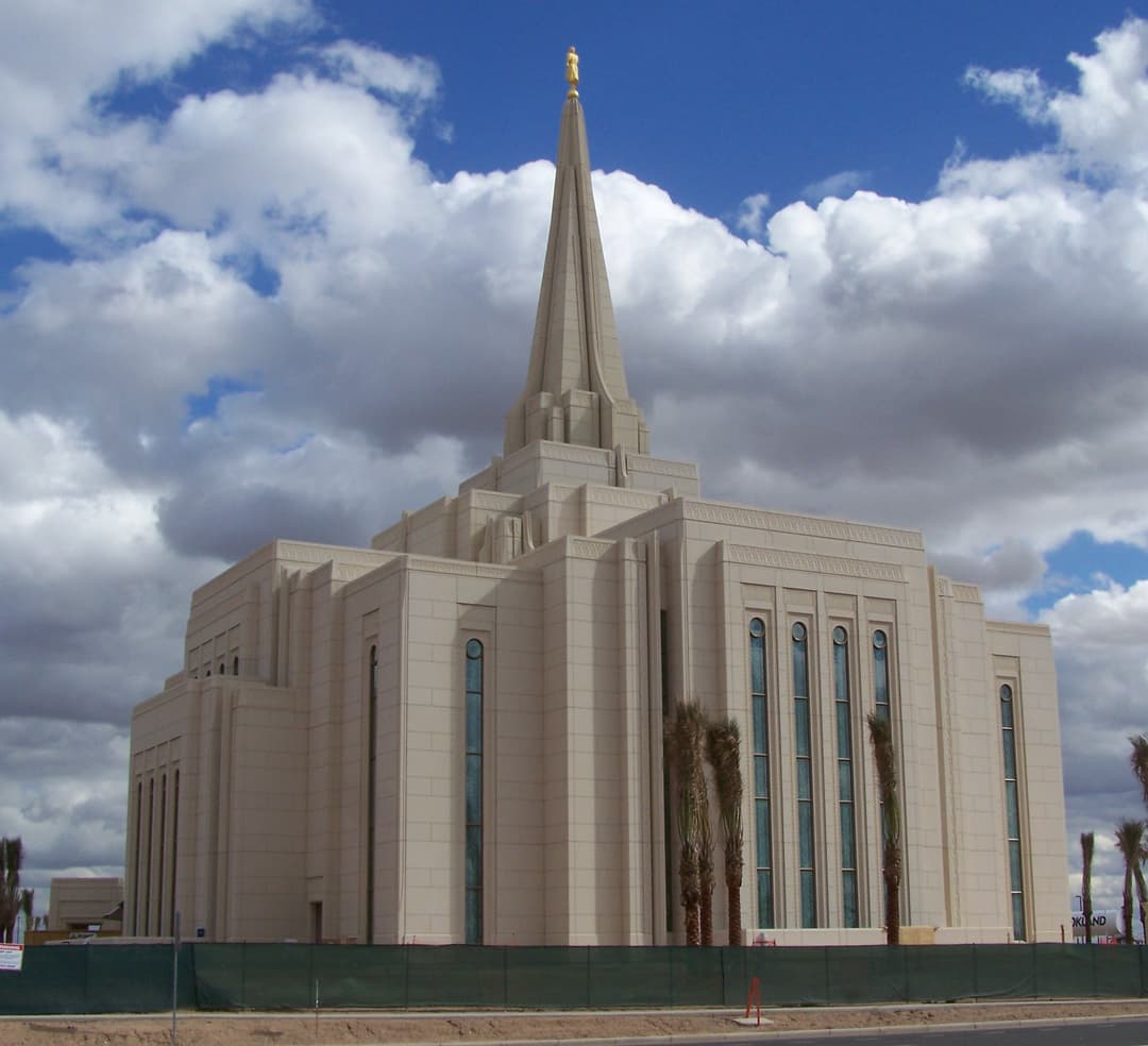 Exterior del Templo de Gilbert Arizona, gran angular, aguja con el Ángel Moroni, cielo nublado.