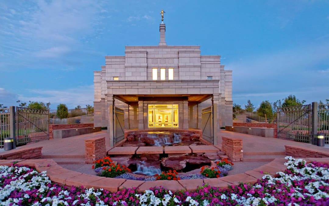 Front entrance and water feature of the Snowflake Arizona Temple at twilight.
