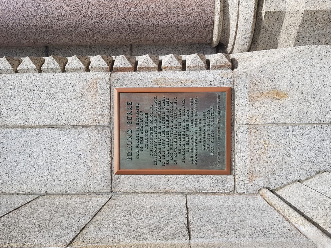 Commemorative bronze plaque honoring Edmund Burke on the exterior facade.