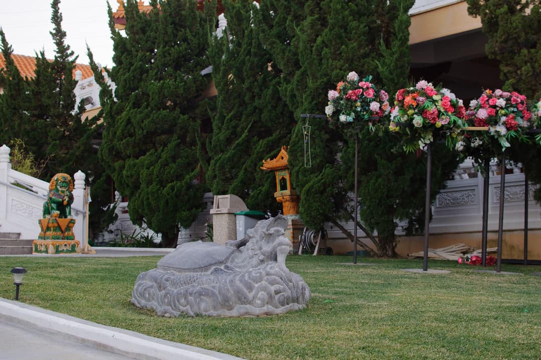Stone dragon turtle statue on the garden lawn at Hsi Lai Temple.