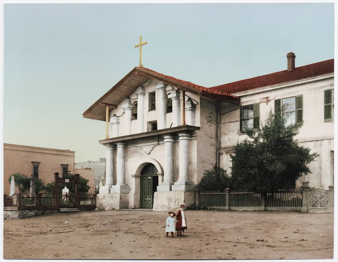 Front facade of the historic Mission San Francisco de Asís chapel.