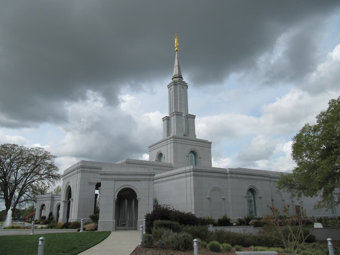 Vista externa do Templo de Sacramento Califórnia sob dramáticas nuvens de tempestade.