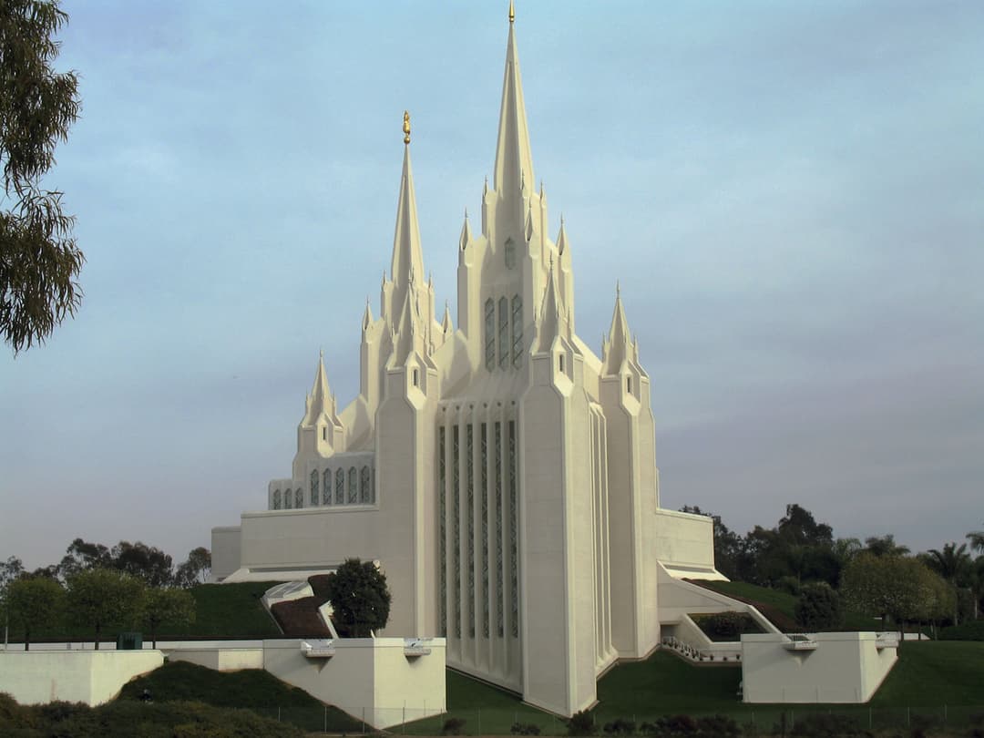 O design do templo incorpora motivos geométricos, incluindo o Selo de Melquisedeque.